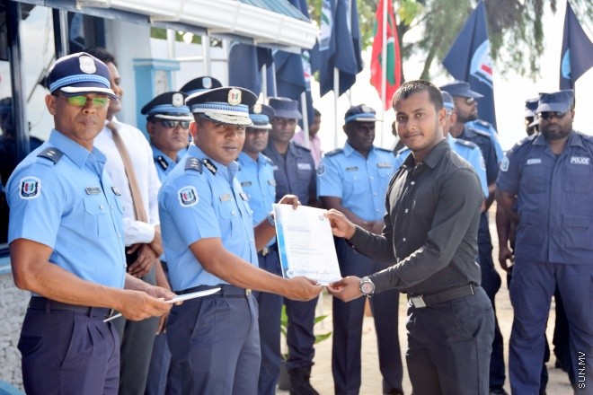 އޭޕްރިލް 2، 2015: ފުލުހުންނަށް ހާއްސަކޮށްގެން ދޫނިދޫގައި ގާއިމްކުރެވުނު ޑައިވިންގ ސްކޫލް ހުޅުވުމަށް ބޭއްވި ރަސްމިއްޔާތުގެ ތެރެއިން -- ސަންފޮޓޯ/ އަލީ ނަސީރު