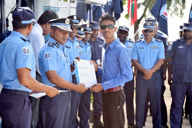 އޭޕްރިލް 2، 2015: ފުލުހުންނަށް ހާއްސަކޮށްގެން ދޫނިދޫގައި ގާއިމްކުރެވުނު ޑައިވިންގ ސްކޫލް ހުޅުވުމަށް ބޭއްވި ރަސްމިއްޔާތުގެ ތެރެއިން -- ސަންފޮޓޯ/ އަލީ ނަސީރު
