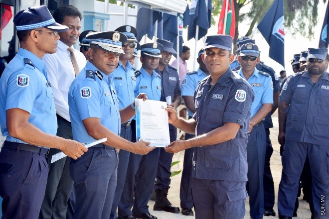 އޭޕްރިލް 2، 2015: ފުލުހުންނަށް ހާއްސަކޮށްގެން ދޫނިދޫގައި ގާއިމްކުރެވުނު ޑައިވިންގ ސްކޫލް ހުޅުވުމަށް ބޭއްވި ރަސްމިއްޔާތުގެ ތެރެއިން -- ސަންފޮޓޯ/ އަލީ ނަސީރު