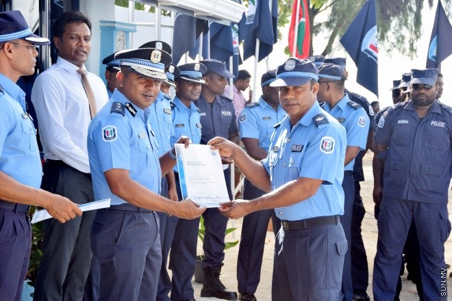 އޭޕްރިލް 2، 2015: ފުލުހުންނަށް ހާއްސަކޮށްގެން ދޫނިދޫގައި ގާއިމްކުރެވުނު ޑައިވިންގ ސްކޫލް ހުޅުވުމަށް ބޭއްވި ރަސްމިއްޔާތުގެ ތެރެއިން -- ސަންފޮޓޯ/ އަލީ ނަސީރު