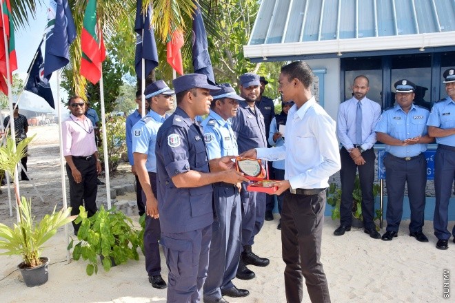 އޭޕްރިލް 2، 2015: ފުލުހުންނަށް ހާއްސަކޮށްގެން ދޫނިދޫގައި ގާއިމްކުރެވުނު ޑައިވިންގ ސްކޫލް ހުޅުވުމަށް ބޭއްވި ރަސްމިއްޔާތުގެ ތެރެއިން -- ސަންފޮޓޯ/ އަލީ ނަސީރު