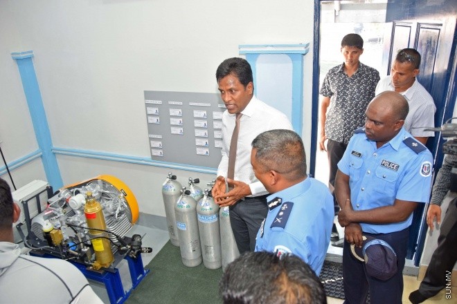 އޭޕްރިލް 2، 2015: ފުލުހުންނަށް ހާއްސަކޮށްގެން ދޫނިދޫގައި ގާއިމްކުރެވުނު ޑައިވިންގ ސްކޫލް ހުޅުވުމަށް ބޭއްވި ރަސްމިއްޔާތުގެ ތެރެއިން -- ސަންފޮޓޯ/ އަލީ ނަސީރު