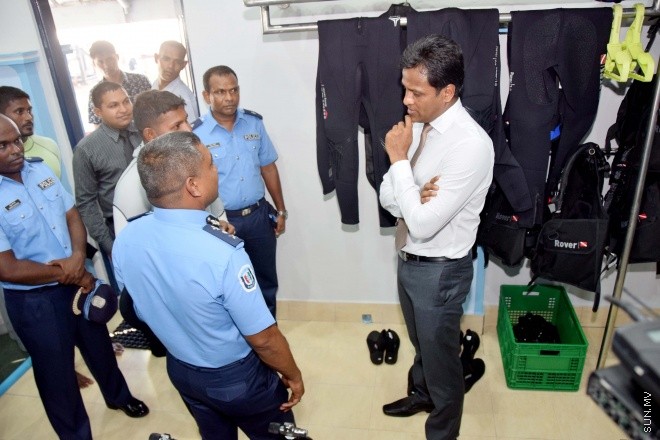 އޭޕްރިލް 2، 2015: ފުލުހުންނަށް ހާއްސަކޮށްގެން ދޫނިދޫގައި ގާއިމްކުރެވުނު ޑައިވިންގ ސްކޫލް ހުޅުވުމަށް ބޭއްވި ރަސްމިއްޔާތުގެ ތެރެއިން -- ސަންފޮޓޯ/ އަލީ ނަސީރު