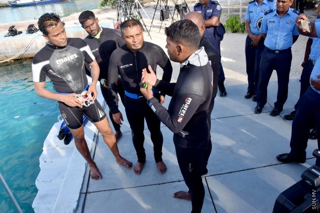 އޭޕްރިލް 2، 2015: ފުލުހުންނަށް ހާއްސަކޮށްގެން ދޫނިދޫގައި ގާއިމްކުރެވުނު ޑައިވިންގ ސްކޫލް ހުޅުވުމަށް ބޭއްވި ރަސްމިއްޔާތުގެ ތެރެއިން -- ސަންފޮޓޯ/ އަލީ ނަސީރު