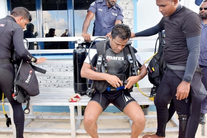 އޭޕްރިލް 2، 2015: ފުލުހުންނަށް ހާއްސަކޮށްގެން ދޫނިދޫގައި ގާއިމްކުރެވުނު ޑައިވިންގ ސްކޫލް ހުޅުވުމަށް ބޭއްވި ރަސްމިއްޔާތުގެ ތެރެއިން -- ސަންފޮޓޯ/ އަލީ ނަސީރު