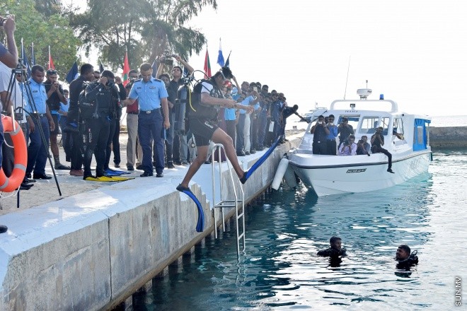 އޭޕްރިލް 2، 2015: ފުލުހުންނަށް ހާއްސަކޮށްގެން ދޫނިދޫގައި ގާއިމްކުރެވުނު ޑައިވިންގ ސްކޫލް ހުޅުވުމަށް ބޭއްވި ރަސްމިއްޔާތުގެ ތެރެއިން -- ސަންފޮޓޯ/ އަލީ ނަސީރު