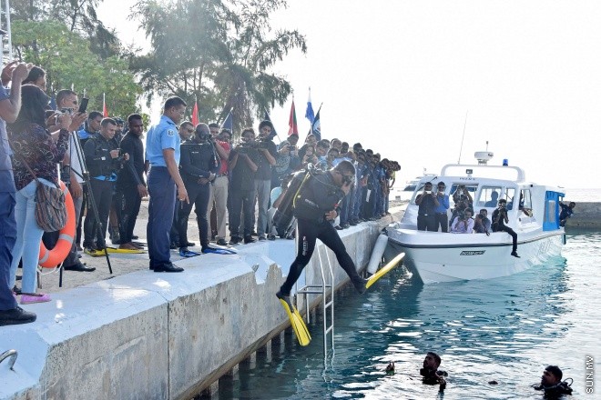 އޭޕްރިލް 2، 2015: ފުލުހުންނަށް ހާއްސަކޮށްގެން ދޫނިދޫގައި ގާއިމްކުރެވުނު ޑައިވިންގ ސްކޫލް ހުޅުވުމަށް ބޭއްވި ރަސްމިއްޔާތުގެ ތެރެއިން -- ސަންފޮޓޯ/ އަލީ ނަސީރު