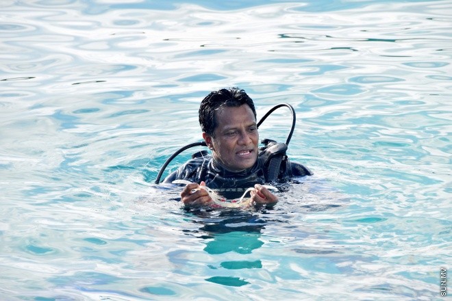 އޭޕްރިލް 2، 2015: ފުލުހުންނަށް ހާއްސަކޮށްގެން ދޫނިދޫގައި ގާއިމްކުރެވުނު ޑައިވިންގ ސްކޫލް ހުޅުވުމަށް ބޭއްވި ރަސްމިއްޔާތުގެ ތެރެއިން -- ސަންފޮޓޯ/ އަލީ ނަސީރު