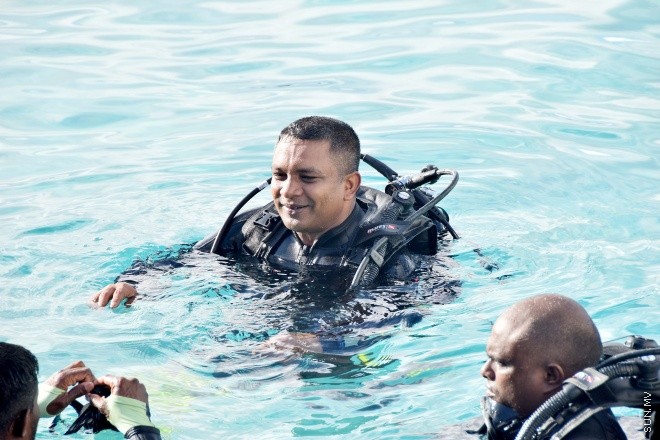 އޭޕްރިލް 2، 2015: ފުލުހުންނަށް ހާއްސަކޮށްގެން ދޫނިދޫގައި ގާއިމްކުރެވުނު ޑައިވިންގ ސްކޫލް ހުޅުވުމަށް ބޭއްވި ރަސްމިއްޔާތުގެ ތެރެއިން -- ސަންފޮޓޯ/ އަލީ ނަސީރު