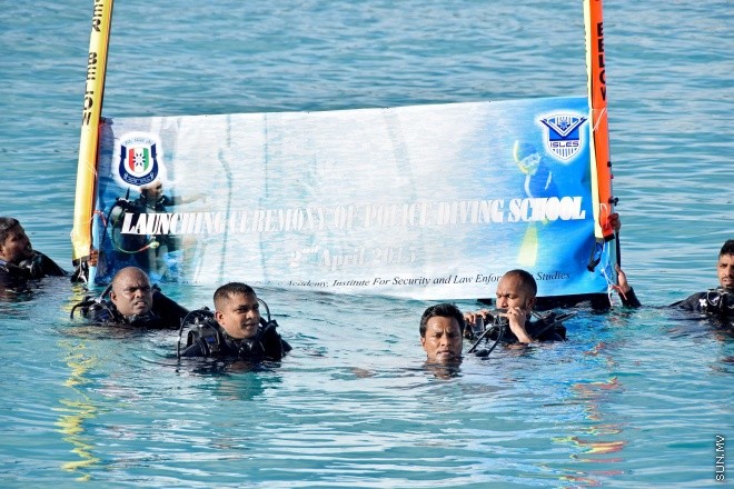 އޭޕްރިލް 2، 2015: ފުލުހުންނަށް ހާއްސަކޮށްގެން ދޫނިދޫގައި ގާއިމްކުރެވުނު ޑައިވިންގ ސްކޫލް ހުޅުވުމަށް ބޭއްވި ރަސްމިއްޔާތުގެ ތެރެއިން -- ސަންފޮޓޯ/ އަލީ ނަސީރު