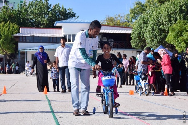 އޭޕްރީލް 3، 2015: ރާއްޖޭގެ މިނިވަންކަމަށް 50 އަހަރު ފުރުން ފާހަގަ ކުރުމަށް "މިނިވަން އުފާވެރި ހަވީރު" ގެ ނަމުގައި ފުލުހުން އިންތިޒާމްކޮށްގެން ބޭއްވި ހަރަކާތްތަކުގެ ތެރެއިން -- ސަން ފޮޓޯ/ފަޔާޒު މޫސާ