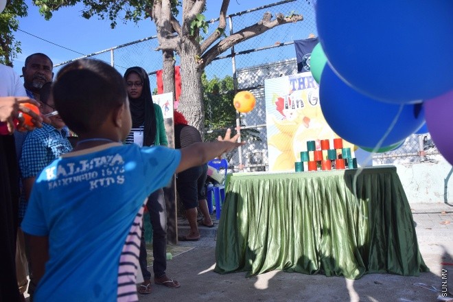 އޭޕްރީލް 3، 2015: ރާއްޖޭގެ މިނިވަންކަމަށް 50 އަހަރު ފުރުން ފާހަގަ ކުރުމަށް "މިނިވަން އުފާވެރި ހަވީރު" ގެ ނަމުގައި ފުލުހުން އިންތިޒާމްކޮށްގެން ބޭއްވި ހަރަކާތްތަކުގެ ތެރެއިން -- ސަން ފޮޓޯ/ފަޔާޒު މޫސާ