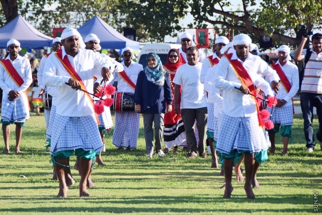އޭޕްރީލް 3، 2015: ރާއްޖޭގެ މިނިވަންކަމަށް 50 އަހަރު ފުރުން ފާހަގަ ކުރުމަށް "މިނިވަން އުފާވެރި ހަވީރު" ގެ ނަމުގައި ފުލުހުން އިންތިޒާމްކޮށްގެން ބޭއްވި ހަރަކާތްތަކުގެ ތެރެއިން -- ސަން ފޮޓޯ/ފަޔާޒު މޫސާ