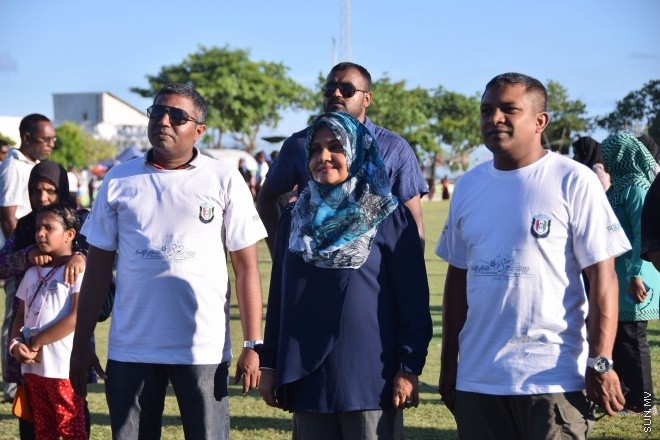 އޭޕްރީލް 3، 2015: ރާއްޖޭގެ މިނިވަންކަމަށް 50 އަހަރު ފުރުން ފާހަގަ ކުރުމަށް "މިނިވަން އުފާވެރި ހަވީރު" ގެ ނަމުގައި ފުލުހުން އިންތިޒާމްކޮށްގެން ބޭއްވި ހަރަކާތްތަކުގެ ތެރެއިން -- ސަން ފޮޓޯ/ފަޔާޒު މޫސާ