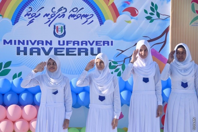 އޭޕްރީލް 3، 2015: ރާއްޖޭގެ މިނިވަންކަމަށް 50 އަހަރު ފުރުން ފާހަގަ ކުރުމަށް "މިނިވަން އުފާވެރި ހަވީރު" ގެ ނަމުގައި ފުލުހުން އިންތިޒާމްކޮށްގެން ބޭއްވި ހަރަކާތްތަކުގެ ތެރެއިން -- ސަން ފޮޓޯ/ފަޔާޒު މޫސާ