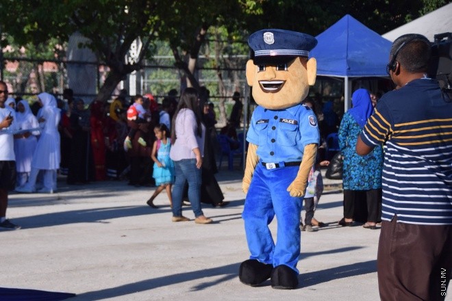 އޭޕްރީލް 3، 2015: ރާއްޖޭގެ މިނިވަންކަމަށް 50 އަހަރު ފުރުން ފާހަގަ ކުރުމަށް "މިނިވަން އުފާވެރި ހަވީރު" ގެ ނަމުގައި ފުލުހުން އިންތިޒާމްކޮށްގެން ބޭއްވި ހަރަކާތްތަކުގެ ތެރެއިން -- ސަން ފޮޓޯ/ފަޔާޒު މޫސާ