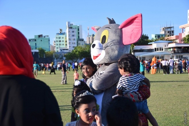 އޭޕްރީލް 3، 2015: ރާއްޖޭގެ މިނިވަންކަމަށް 50 އަހަރު ފުރުން ފާހަގަ ކުރުމަށް "މިނިވަން އުފާވެރި ހަވީރު" ގެ ނަމުގައި ފުލުހުން އިންތިޒާމްކޮށްގެން ބޭއްވި ހަރަކާތްތަކުގެ ތެރެއިން -- ސަން ފޮޓޯ/ފަޔާޒު މޫސާ