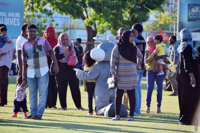 އޭޕްރީލް 3، 2015: ރާއްޖޭގެ މިނިވަންކަމަށް 50 އަހަރު ފުރުން ފާހަގަ ކުރުމަށް "މިނިވަން އުފާވެރި ހަވީރު" ގެ ނަމުގައި ފުލުހުން އިންތިޒާމްކޮށްގެން ބޭއްވި ހަރަކާތްތަކުގެ ތެރެއިން -- ސަން ފޮޓޯ/ފަޔާޒު މޫސާ