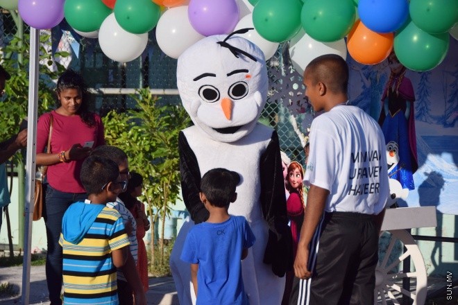 އޭޕްރީލް 3، 2015: ރާއްޖޭގެ މިނިވަންކަމަށް 50 އަހަރު ފުރުން ފާހަގަ ކުރުމަށް "މިނިވަން އުފާވެރި ހަވީރު" ގެ ނަމުގައި ފުލުހުން އިންތިޒާމްކޮށްގެން ބޭއްވި ހަރަކާތްތަކުގެ ތެރެއިން -- ސަން ފޮޓޯ/ފަޔާޒު މޫސާ