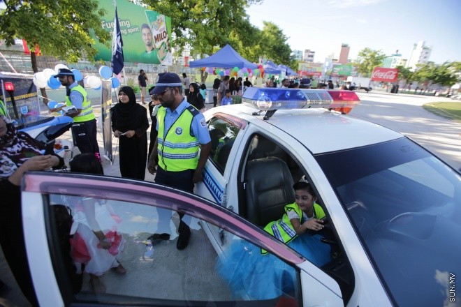 އޭޕްރީލް 3، 2015: ރާއްޖޭގެ މިނިވަންކަމަށް 50 އަހަރު ފުރުން ފާހަގަ ކުރުމަށް "މިނިވަން އުފާވެރި ހަވީރު" ގެ ނަމުގައި ފުލުހުން އިންތިޒާމްކޮށްގެން ބޭއްވި ހަރަކާތްތަކުގެ ތެރެއިން -- ސަން ފޮޓޯ/ފަޔާޒު މޫސާ