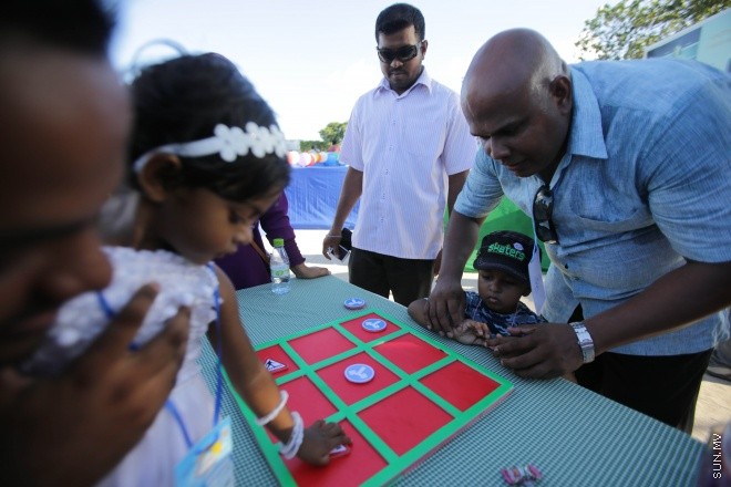 އޭޕްރީލް 3، 2015: ރާއްޖޭގެ މިނިވަންކަމަށް 50 އަހަރު ފުރުން ފާހަގަ ކުރުމަށް "މިނިވަން އުފާވެރި ހަވީރު" ގެ ނަމުގައި ފުލުހުން އިންތިޒާމްކޮށްގެން ބޭއްވި ހަރަކާތްތަކުގެ ތެރެއިން -- ސަން ފޮޓޯ/ފަޔާޒު މޫސާ