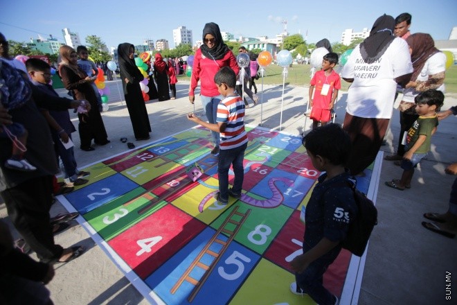 އޭޕްރީލް 3، 2015: ރާއްޖޭގެ މިނިވަންކަމަށް 50 އަހަރު ފުރުން ފާހަގަ ކުރުމަށް "މިނިވަން އުފާވެރި ހަވީރު" ގެ ނަމުގައި ފުލުހުން އިންތިޒާމްކޮށްގެން ބޭއްވި ހަރަކާތްތަކުގެ ތެރެއިން -- ސަން ފޮޓޯ/ފަޔާޒު މޫސާ