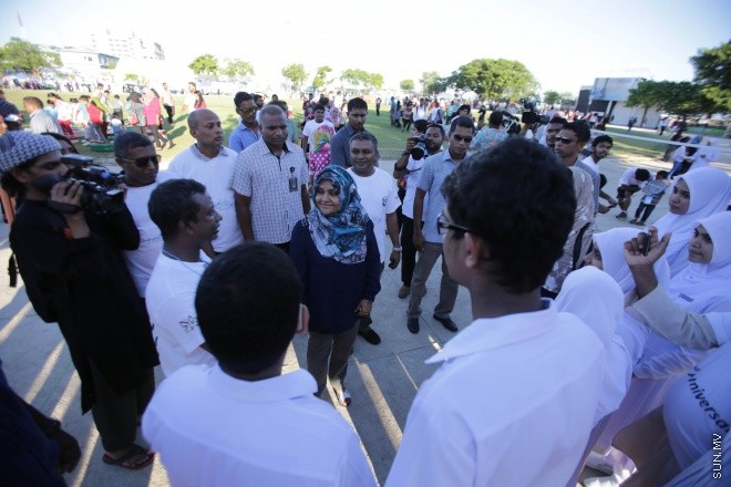 އޭޕްރީލް 3، 2015: ރާއްޖޭގެ މިނިވަންކަމަށް 50 އަހަރު ފުރުން ފާހަގަ ކުރުމަށް "މިނިވަން އުފާވެރި ހަވީރު" ގެ ނަމުގައި ފުލުހުން އިންތިޒާމްކޮށްގެން ބޭއްވި ހަރަކާތްތަކުގެ ތެރެއިން -- ސަން ފޮޓޯ/ފަޔާޒު މޫސާ