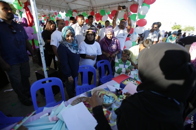 އޭޕްރީލް 3، 2015: ރާއްޖޭގެ މިނިވަންކަމަށް 50 އަހަރު ފުރުން ފާހަގަ ކުރުމަށް "މިނިވަން އުފާވެރި ހަވީރު" ގެ ނަމުގައި ފުލުހުން އިންތިޒާމްކޮށްގެން ބޭއްވި ހަރަކާތްތަކުގެ ތެރެއިން -- ސަން ފޮޓޯ/ފަޔާޒު މޫސާ