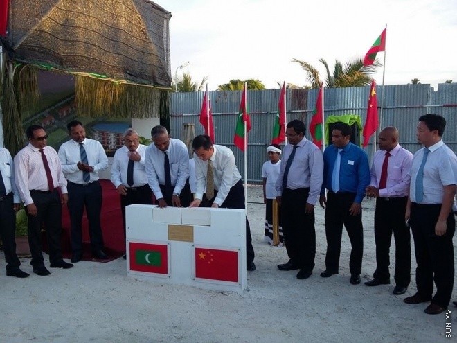 4 އޭޕްރީލް 2015، ގދ. ތިނަދޫގައި 120 ފްލެޓުގެ ބިންގާ އެޅުމަށް ބޭއްވި ރަސްމިއްޔާތުގެ ތެރެއިން ---- ފޮޓޯ/ ހައުސިން މިނިސްޓްރީ