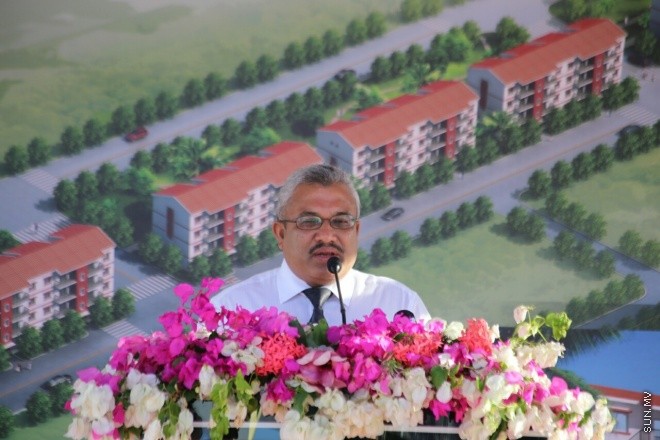 4 އޭޕްރީލް 2015، ގދ. ތިނަދޫގައި 120 ފްލެޓުގެ ބިންގާ އެޅުމަށް ބޭއްވި ރަސްމިއްޔާތުގެ ތެރެއިން ---- ފޮޓޯ/ ހައުސިން މިނިސްޓްރީ