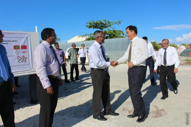 4 އޭޕްރީލް 2015، ގދ. ތިނަދޫގައި 120 ފްލެޓުގެ ބިންގާ އެޅުމަށް ބޭއްވި ރަސްމިއްޔާތުގެ ތެރެއިން ---- ފޮޓޯ/ ހައުސިން މިނިސްޓްރީ