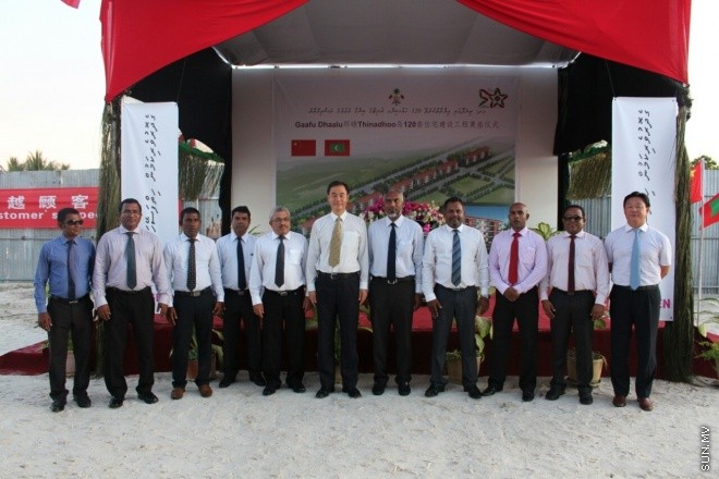 4 އޭޕްރީލް 2015، ގދ. ތިނަދޫގައި 120 ފްލެޓުގެ ބިންގާ އެޅުމަށް ބޭއްވި ރަސްމިއްޔާތުގެ ތެރެއިން ---- ފޮޓޯ/ ހައުސިން މިނިސްޓްރީ
