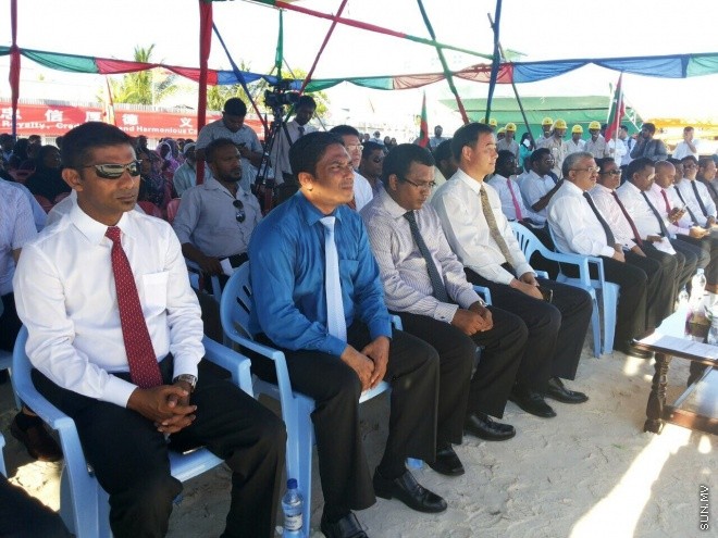 4 އޭޕްރީލް 2015، ގދ. ތިނަދޫގައި 120 ފްލެޓުގެ ބިންގާ އެޅުމަށް ބޭއްވި ރަސްމިއްޔާތުގެ ތެރެއިން ---- ފޮޓޯ/ ހައުސިން މިނިސްޓްރީ