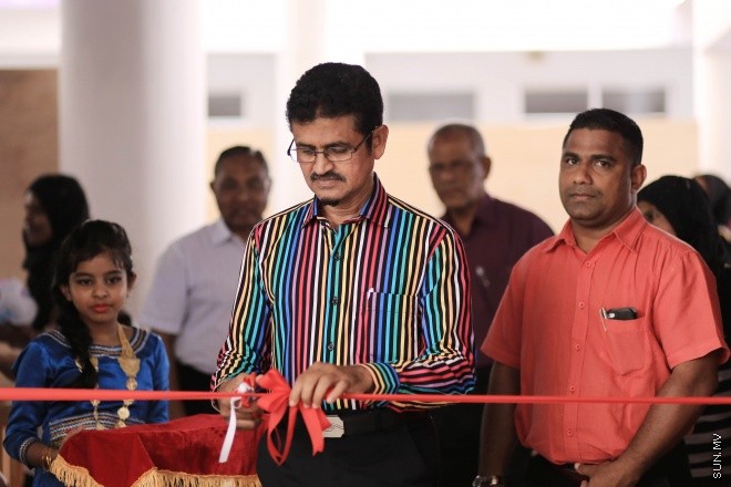 އޭޕްރީލް 11، 2015: އަދަބީ އުފާ ނަމުގައި ދިވެހި ބަހުގެ ހަރަކާތްތައް ހިރިޔާ ސްކޫލްގައި ފެށުން -- ސަން ފޮޓޯ/ފަޔާޒު މޫސާ