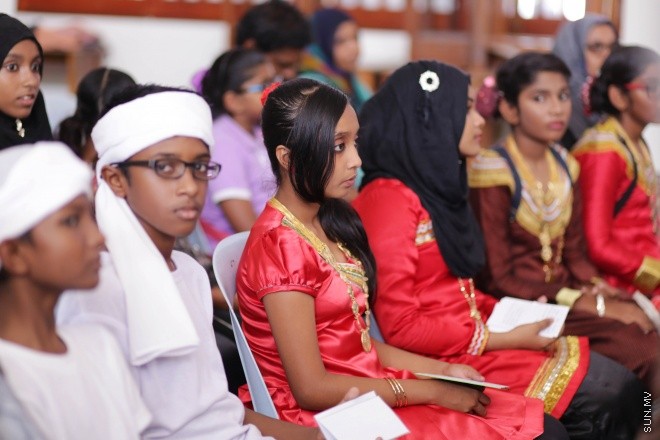 އޭޕްރީލް 11، 2015: އަދަބީ އުފާ ނަމުގައި ދިވެހި ބަހުގެ ހަރަކާތްތައް ހިރިޔާ ސްކޫލްގައި ފެށުން -- ސަން ފޮޓޯ/ފަޔާޒު މޫސާ