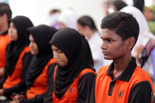 އޭޕްރީލް 11، 2015: އަދަބީ އުފާ ނަމުގައި ދިވެހި ބަހުގެ ހަރަކާތްތައް ހިރިޔާ ސްކޫލްގައި ފެށުން -- ސަން ފޮޓޯ/ފަޔާޒު މޫސާ