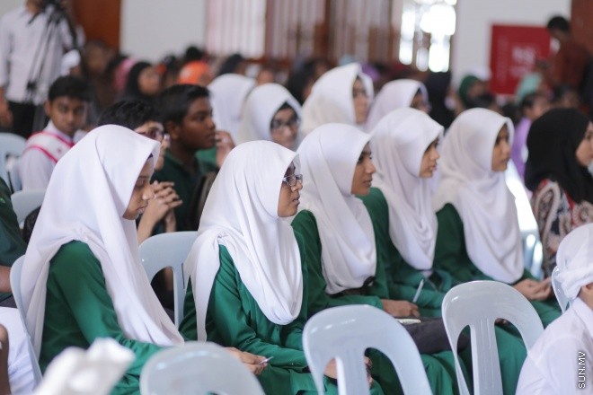 އޭޕްރީލް 11، 2015: އަދަބީ އުފާ ނަމުގައި ދިވެހި ބަހުގެ ހަރަކާތްތައް ހިރިޔާ ސްކޫލްގައި ފެށުން -- ސަން ފޮޓޯ/ފަޔާޒު މޫސާ