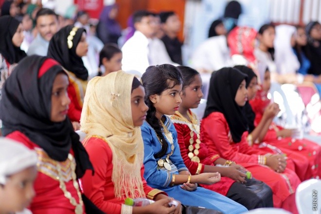 އޭޕްރީލް 11، 2015: އަދަބީ އުފާ ނަމުގައި ދިވެހި ބަހުގެ ހަރަކާތްތައް ހިރިޔާ ސްކޫލްގައި ފެށުން -- ސަން ފޮޓޯ/ފަޔާޒު މޫސާ