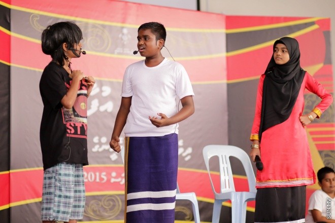 އޭޕްރީލް 11، 2015: އަދަބީ އުފާ ނަމުގައި ދިވެހި ބަހުގެ ހަރަކާތްތައް ހިރިޔާ ސްކޫލްގައި ފެށުން -- ސަން ފޮޓޯ/ފަޔާޒު މޫސާ