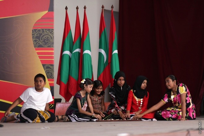 އޭޕްރީލް 11، 2015: އަދަބީ އުފާ ނަމުގައި ދިވެހި ބަހުގެ ހަރަކާތްތައް ހިރިޔާ ސްކޫލްގައި ފެށުން -- ސަން ފޮޓޯ/ފަޔާޒު މޫސާ