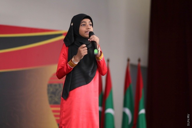 އޭޕްރީލް 11، 2015: އަދަބީ އުފާ ނަމުގައި ދިވެހި ބަހުގެ ހަރަކާތްތައް ހިރިޔާ ސްކޫލްގައި ފެށުން -- ސަން ފޮޓޯ/ފަޔާޒު މޫސާ