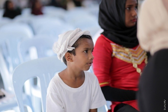 އޭޕްރީލް 11، 2015: އަދަބީ އުފާ ނަމުގައި ދިވެހި ބަހުގެ ހަރަކާތްތައް ހިރިޔާ ސްކޫލްގައި ފެށުން -- ސަން ފޮޓޯ/ފަޔާޒު މޫސާ