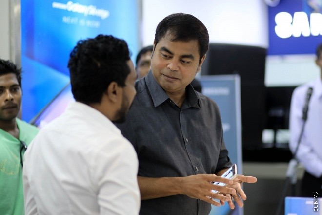 އޭޕްރީލް 11، 2015: ސެމްސަންގެ އެންމެ ފަހުގެ ފޯނު ކަމަށްވާ ގެލެކްސީ އެސް ސިކްސް އަދި އެސް ސިކްސް އެޖް ޕްރީ އޯޑަރު ކުރި ފަރާތްތަކަށް ހައިކް މޯބައިލްސް އިން ފޯނު ހަވާލުކުރުމަށް ސެމްސަން ޝޯރޫމްގައި ބޭއްވުނު ރަސްމިއްޔާތުގެ ތެރެއިން -- ސަން ފޮޓޯ/ފަޔާޒު މޫސާ