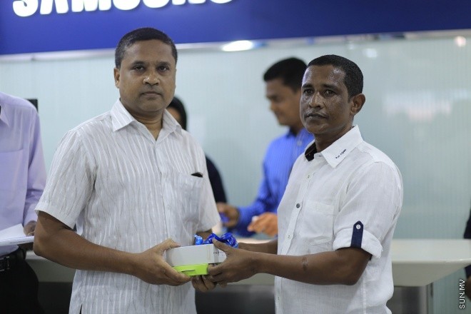 އޭޕްރީލް 11، 2015: ސެމްސަންގެ އެންމެ ފަހުގެ ފޯނު ކަމަށްވާ ގެލެކްސީ އެސް ސިކްސް އަދި އެސް ސިކްސް އެޖް ޕްރީ އޯޑަރު ކުރި ފަރާތްތަކަށް ހައިކް މޯބައިލްސް އިން ފޯނު ހަވާލުކުރުމަށް ސެމްސަން ޝޯރޫމްގައި ބޭއްވުނު ރަސްމިއްޔާތުގެ ތެރެއިން -- ސަން ފޮޓޯ/ފަޔާޒު މޫސާ