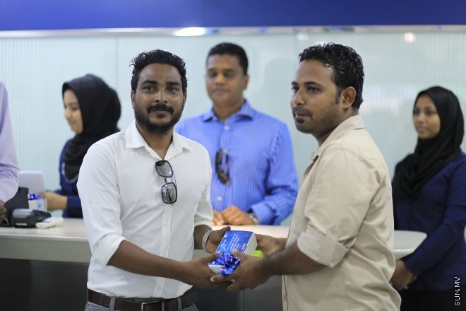 އޭޕްރީލް 11، 2015: ސެމްސަންގެ އެންމެ ފަހުގެ ފޯނު ކަމަށްވާ ގެލެކްސީ އެސް ސިކްސް އަދި އެސް ސިކްސް އެޖް ޕްރީ އޯޑަރު ކުރި ފަރާތްތަކަށް ހައިކް މޯބައިލްސް އިން ފޯނު ހަވާލުކުރުމަށް ސެމްސަން ޝޯރޫމްގައި ބޭއްވުނު ރަސްމިއްޔާތުގެ ތެރެއިން -- ސަން ފޮޓޯ/ފަޔާޒު މޫސާ