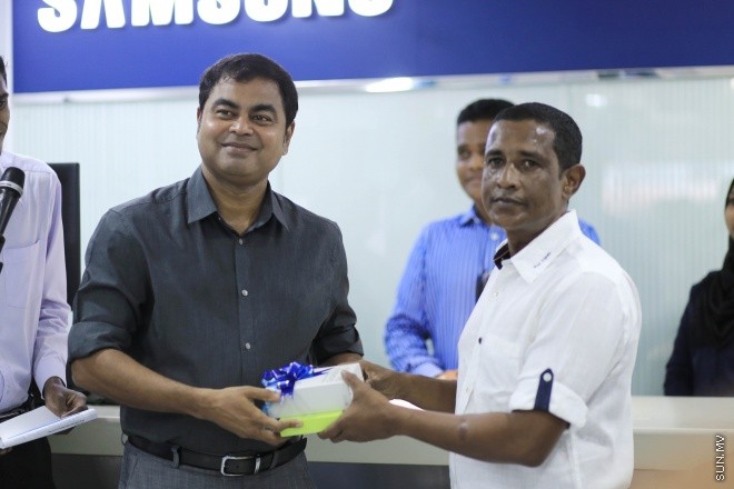 އޭޕްރީލް 11، 2015: ސެމްސަންގެ އެންމެ ފަހުގެ ފޯނު ކަމަށްވާ ގެލެކްސީ އެސް ސިކްސް އަދި އެސް ސިކްސް އެޖް ޕްރީ އޯޑަރު ކުރި ފަރާތްތަކަށް ހައިކް މޯބައިލްސް އިން ފޯނު ހަވާލުކުރުމަށް ސެމްސަން ޝޯރޫމްގައި ބޭއްވުނު ރަސްމިއްޔާތުގެ ތެރެއިން -- ސަން ފޮޓޯ/ފަޔާޒު މޫސާ
