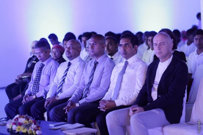 އޭޕްރީލް 12، 2015: ފޯ ސީޒަންސް ރިސޯޓްސްއިން ޓޫރިޒަމް ދާއިރާއިން 56 ދިވެހި ޒުވާނުންނަށް ސެޓްފިކްޓް ހަވާލުކުރުމަށް ބޭއްވި ރަސްމިއްޔާތުގެ ތެރެއިން -- ސަން ފޮޓޯ: ފަޔާޒު މޫސާ