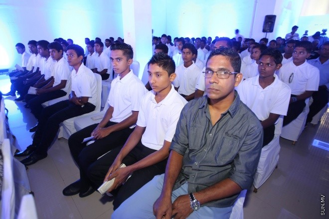 އޭޕްރީލް 12، 2015: ފޯ ސީޒަންސް ރިސޯޓްސްއިން ޓޫރިޒަމް ދާއިރާއިން 56 ދިވެހި ޒުވާނުންނަށް ސެޓްފިކްޓް ހަވާލުކުރުމަށް ބޭއްވި ރަސްމިއްޔާތުގެ ތެރެއިން -- ސަން ފޮޓޯ: ފަޔާޒު މޫސާ