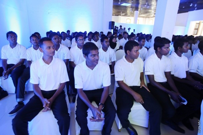 އޭޕްރީލް 12، 2015: ފޯ ސީޒަންސް ރިސޯޓްސްއިން ޓޫރިޒަމް ދާއިރާއިން 56 ދިވެހި ޒުވާނުންނަށް ސެޓްފިކްޓް ހަވާލުކުރުމަށް ބޭއްވި ރަސްމިއްޔާތުގެ ތެރެއިން -- ސަން ފޮޓޯ: ފަޔާޒު މޫސާ