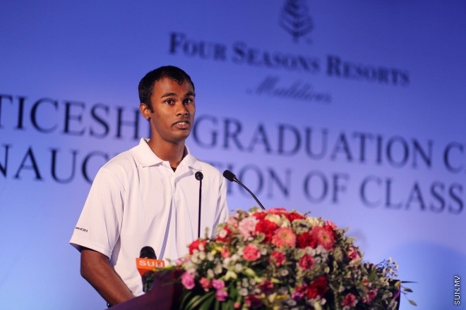 އޭޕްރީލް 12، 2015: ފޯ ސީޒަންސް ރިސޯޓްސްއިން ޓޫރިޒަމް ދާއިރާއިން 56 ދިވެހި ޒުވާނުންނަށް ސެޓްފިކްޓް ހަވާލުކުރުމަށް ބޭއްވި ރަސްމިއްޔާތުގެ ތެރެއިން -- ސަން ފޮޓޯ: ފަޔާޒު މޫސާ